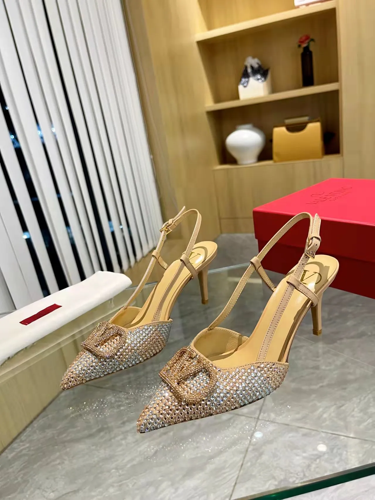 👟👟Ex-factory price 440👟👟 Genuine leather sole + 40 Kloesch diamond buckle Valentino.Valentino big v buckle single shoes ㊙️Latest series of counter genuine version with perfect details. Authentic products are made one to one. All details are consistent with genuine ones. The upper foot is very pedicure type. The key point is that it is very good and easy to control. It does not wear the feet and does not tire the feet. It is a walking artifact. The last shape is completely compared to the counter. The details are perfect. It is impossible to make such an exquisite product without the original version. Exclusive molded brass color. The highest version on the market. Fabric: imported sheepskin, lining and foot pads are all sheepskin. Color: 13 colors available. Sizes (34 to 42). Customized size 34 and 42. Non-returnable and non-exchangeable. Heel height: 7CM. Rubber sole. Genuine leather sole +40